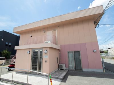 ピンク色の建物正面