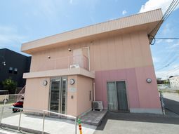ピンクの壁の建物外観