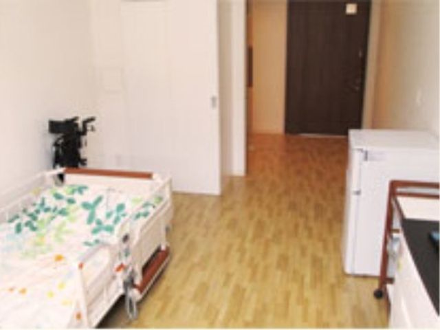 居室の広々空間 居室 ゆとりのある個室空間で、日々のくつろぎのひとときをご提供しています。ベッドと収納が整った快適な環境です。