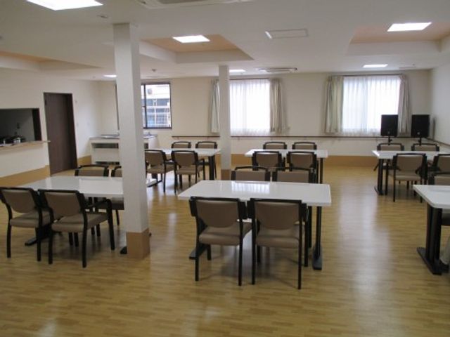 広々とした明るい食堂 食堂 明るく、ゆったりとしたスペースの食堂です。共に食事を楽しむ暖かな雰囲気を大切にしています。
