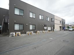 施設外観の落ち着いた色合い