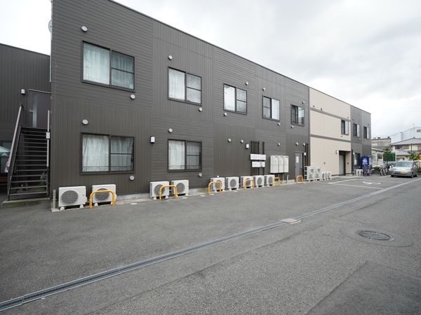 施設外観の落ち着いた色合い