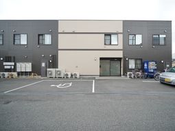 シンプルな外観の建物