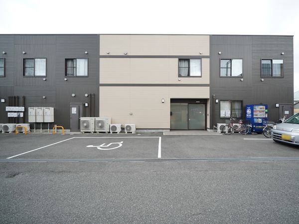 シンプルな外観の建物
