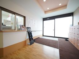 明るい受付と玄関