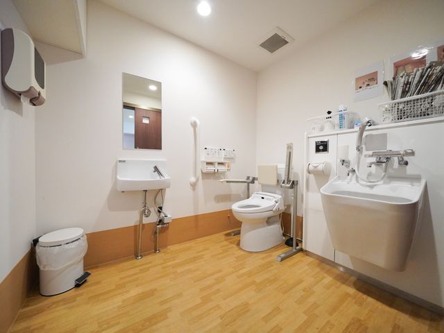 バリアフリー化された清潔なトイレ トイレ 広々とした安全に考慮したトイレです。手すりや高さ調節機能付きの便座を備え、すべての方が快適にご利用いただけます。