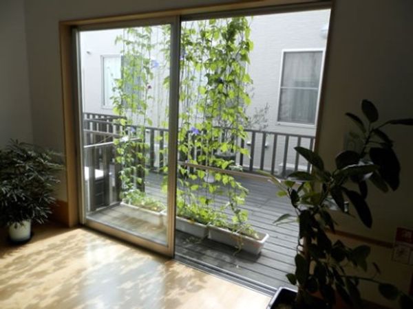 明るい部屋の窓とテラス
