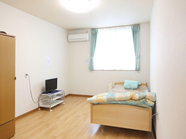 快適な個室の居室 居室 落ち着いた雰囲気の居室で、快適な個人空間を。明るい窓辺で、日当たりも良好です。