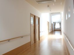 明るい廊下の様子