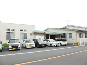 シンプルな建物の外観