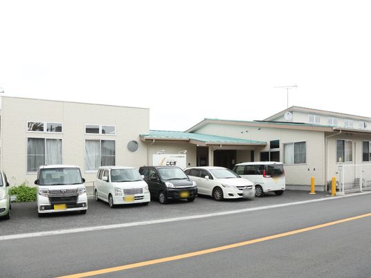 シンプルな建物の外観