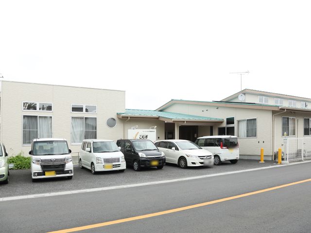 シンプルな建物の外観 外観 清潔感のあるベージュの壁が印象的な建物です。駐車スペースも確保され、アクセスしやすい環境になっています。