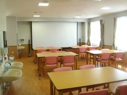 明るい食堂の様子