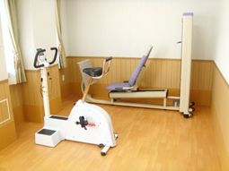 明るい運動設備の部屋