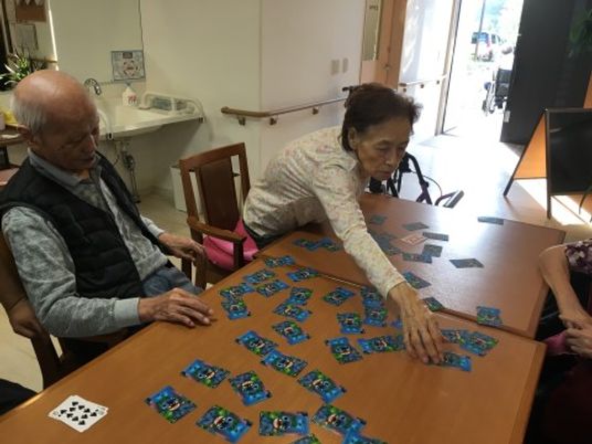 共有スペースでのカードゲーム