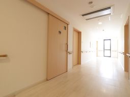 明るい廊下の風景