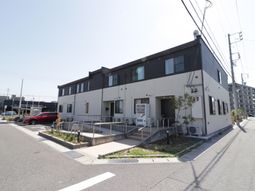 現代的な施設の外観