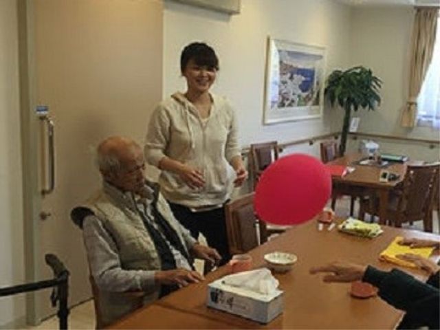 笑顔で遊ぶ高齢者とスタッフ
