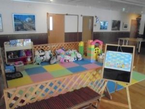 遊具が並ぶ多目的室  