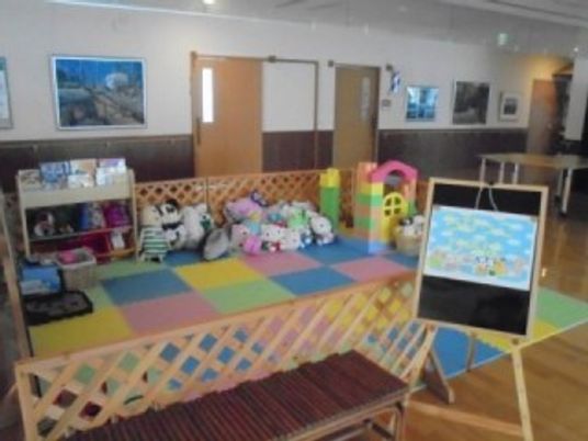遊具が並ぶ多目的室  