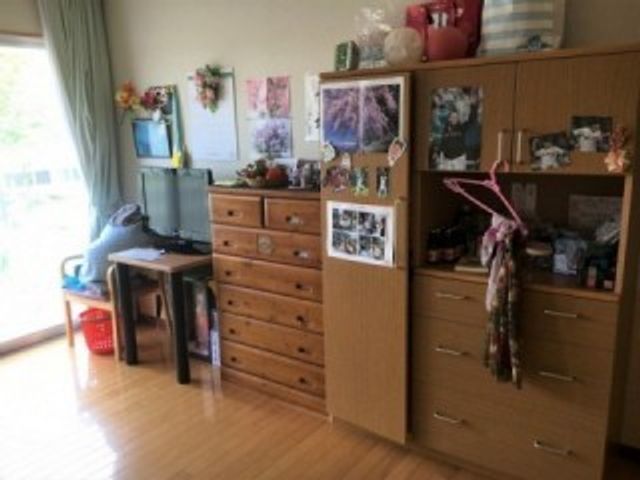 明るい居室の収納 居室   自然光が入る明るい居室で、木目調の収納が並び、落ち着いて過ごしやすい雰囲気です。勤務を考える方にとって、生活感のある空間づくりが伝わります。