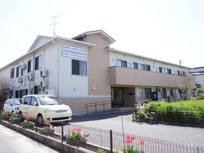 明るい日差しの外観