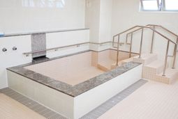 清潔な浴室のバリアフリー