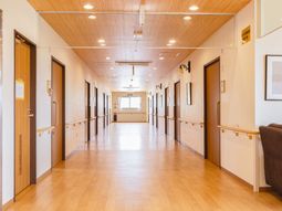 明るい廊下と部屋の扉