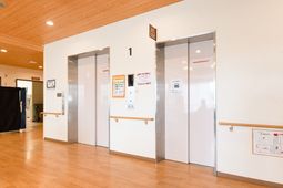 木目調エレベーターホール