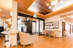 明るい共用ラウンジ