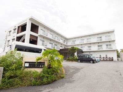 広々とした施設の外観