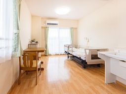 明るい居室の様子