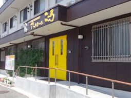 明るい色の玄関と施設外観