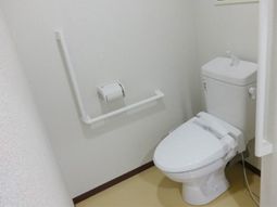 手すり付きの清潔なトイレ