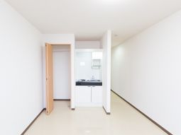 清潔感のある廊下とキッチン