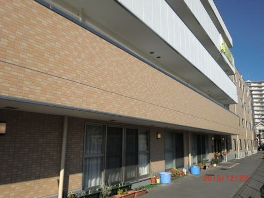 明るい建物の外観