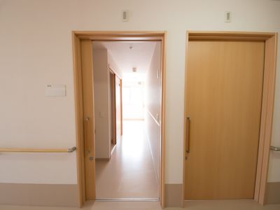 廊下と部屋の扉