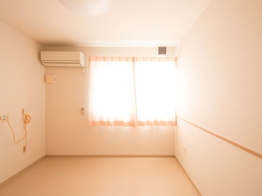 明るい居室の一角