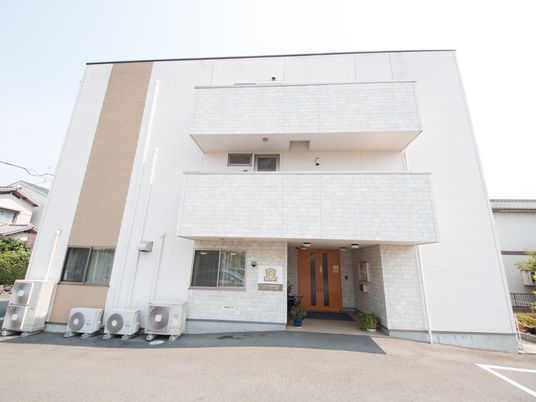 明るい外観の建物入口
