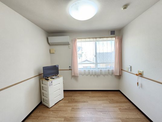 明るい建物の外観
