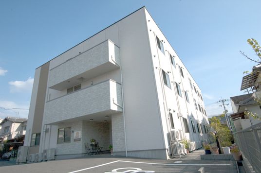 明るい外観の施設