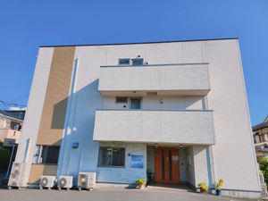 明るい外観の建物入口
