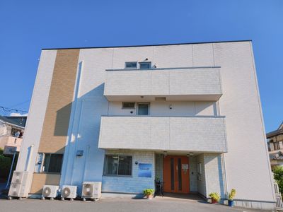 明るい外観の建物入口