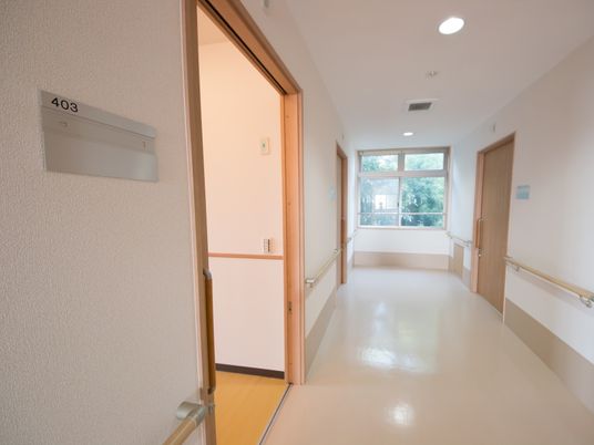 明るい施設の廊下