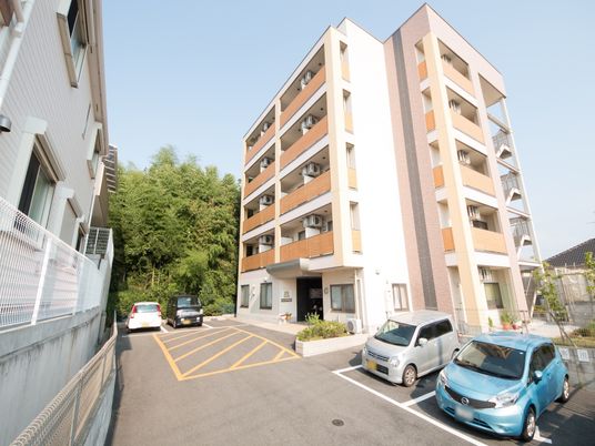 明るい建物の外観