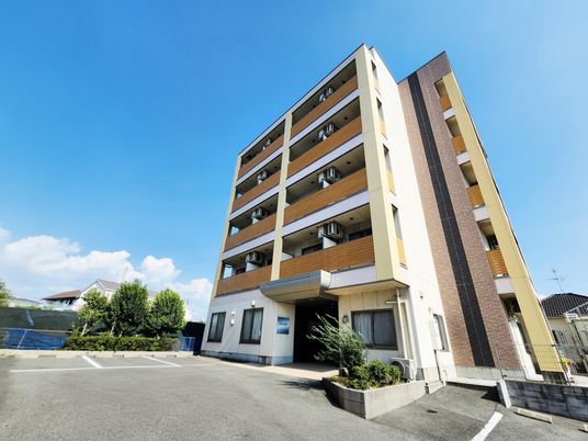広々とした建物外観