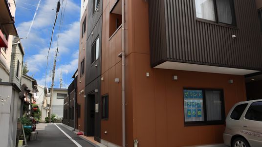 住宅街にある建物の外観