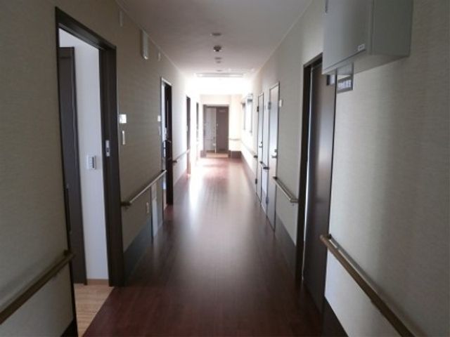清潔感ある廊下の風景 廊下 ゆとりのある通路は明るく、手すりが整っており安全に配慮されています。ゆったりとした環境でお仕事を考える方にも魅力的です。