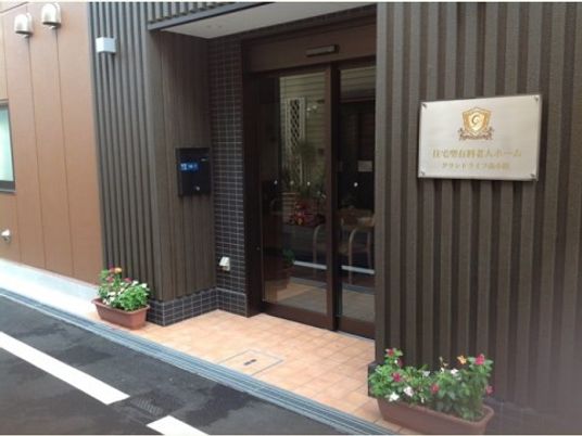 茶色の外壁にエントランス