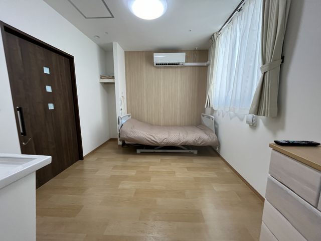 プライベートな居室 居室 広くて明るい居室です。必要な家具が備え付けられ、快適にお過ごしいただけます。